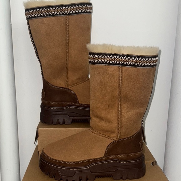 UGG CLASSIC TALL TRAILGAZER